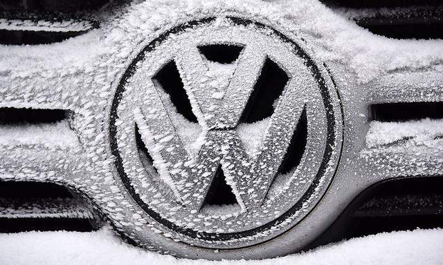 Eis auf VW-Emblem