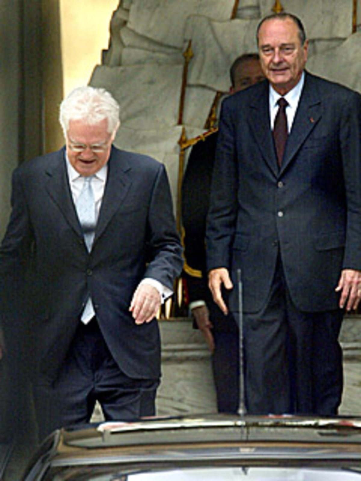 Bei der Präsidentenwahl wird Jospin völlig unerwartet von Le Pen überflügelt, der gegen Chirac in die Stichwahl zieht. Mit überwältigender Mehrheit (82,2 Prozent) wird Chirac wiedergewählt. Die neu gegründete bürgerlich-konservative Sammlungspartei UMP erhält bei den Parlamentswahlen eine stabile Mehrheit, Jean-Pierre Raffarin wird Premier.  Bild: Chirac mit den Herausforderer Lionel Jospin.