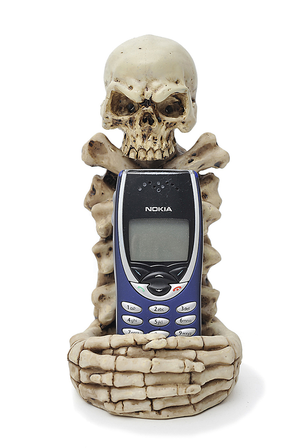 Zusammen mit Leihgaben aus dem Museum der Dinge in Berlin und anderen Museen ergibt sich so ein anschauliches Bild historischer Geschmacksverirrungen.Im Bild: Mobiltelefon-Halter, Agora Gifthouse AB, Schweden, 2009.