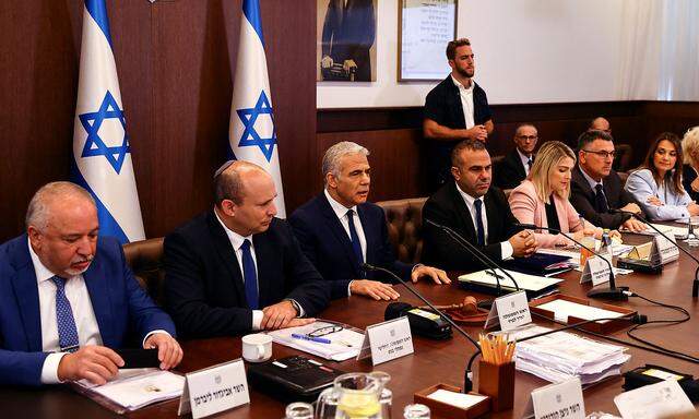 Israels Premierminister Yair Lapid (3.v.li.) präsentiert das Abkommen wenige Tage vor der Parlamentswahl als Erfolg.
