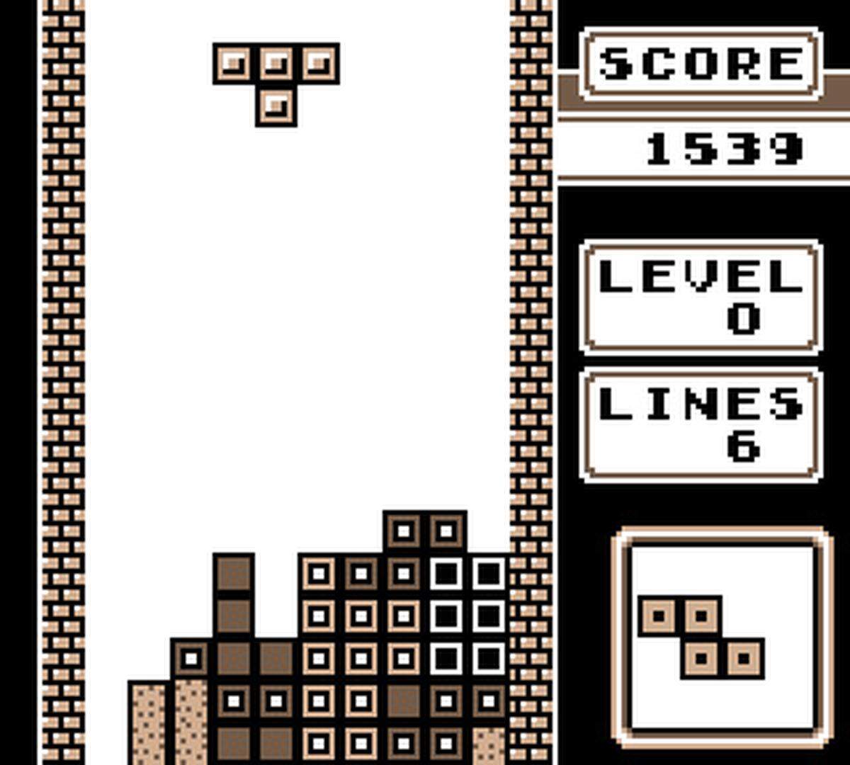 Einer der Gründe, warum sich die Konsole mehr als 100 Millionen Mal weltweit verkaufte, war dieses Spiel: Tetris. In der Dokumentation Tetris: From Russia with Love wird erzählt, unter welch abenteuerlichen Bedingungen Nintendo an die Rechte zu dem Spiel kam und dabei gleichzeitig Atari ausbootete.