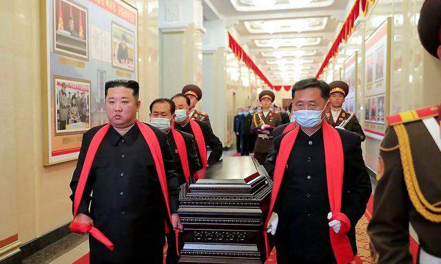 Ein von der staatlichen nordkoreanischen Nachrichtenagentur KCNA veröffentlichtes Bild vom Kim Jong-un beim Begräbnis.