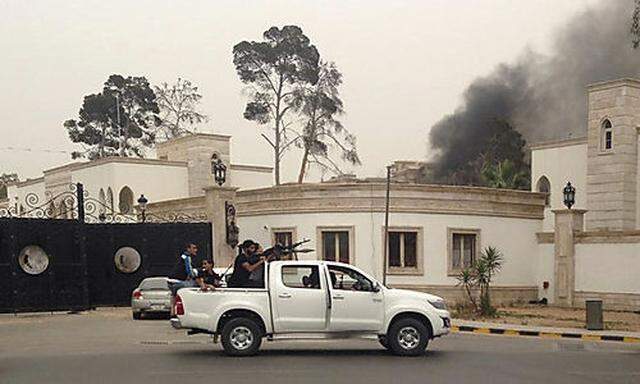 Bewaffnete stürmten am Sonntag das Parlament in der libyschen Hauptstadt Tripolis.