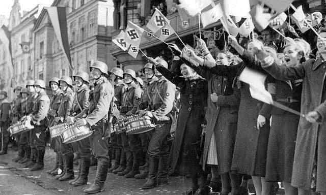 Viel Jubel begleitete die deutschen Truppen, hier ein Musikzug der Wehrmacht und Frauen in Kufstein.