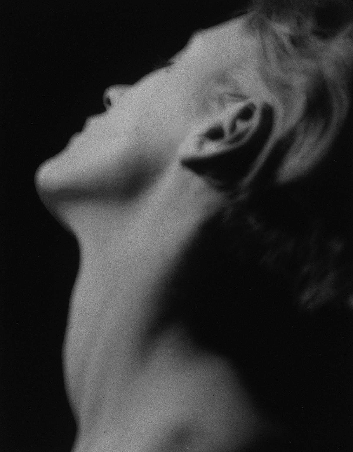 Bei Man Ray, mit dem sie auch liiert war, erlernte Miller in Paris die Technik der Fotografie und eignete sich surrealistische Techniken wie die Verfremdung von Bildern durch enge Bildausschnitte und experimentelle Techniken wie die Solarisation an.Man Ray and Lee Miller: Hals (Lee Miller), Paris, Frankreich, circa 1930