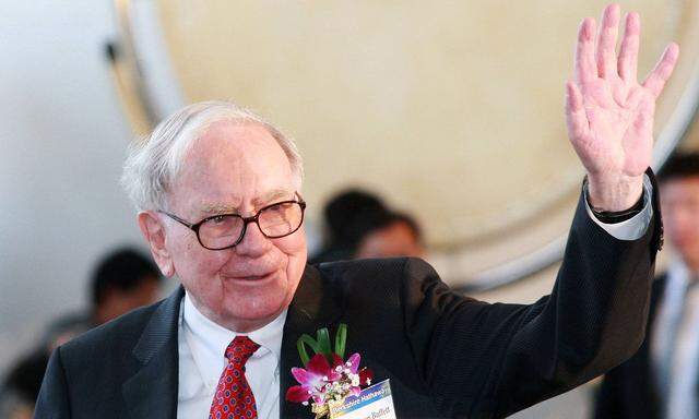(110321) -- SEOUL, March 21, 2011 (Xinhua) -- Chairman of U.S. Berkshire Hathaway Inc. Warren Buffett greets audience d