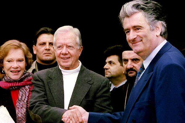 Karadzic, hier mit dem ehemaligen US-Präsidenten Jimmy Carter, der sich als Vermittler versuchte, bleibt trotz der unter seiner Ägide verübten Verbrechen notgedrungen ein Gesprächspartner der Vermittler.