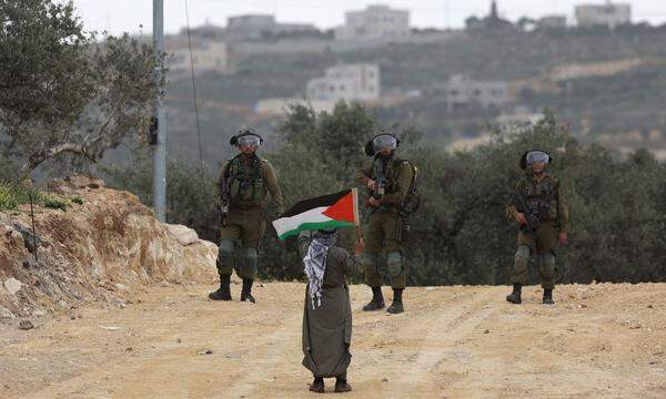 Ein Palästinenser konfrontiert bei Protesten im Dorf Beita im Westjordanland israelische Soldaten. Die Lage in dem besetzten Gebiet gilt seit Monaten als sehr angespannt. 