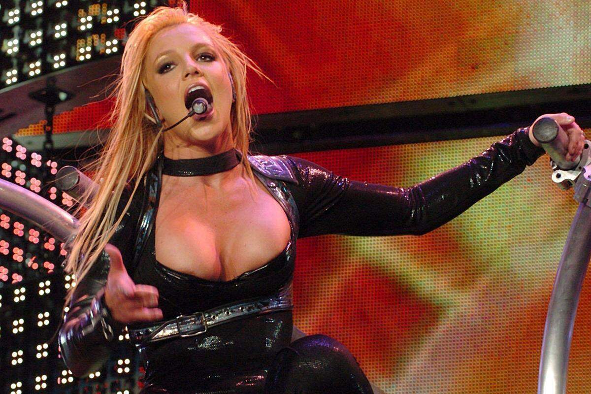 Nach drei Nummer-Eins-Alben setzte 2002 bei Britney Spears der Erschöpfungszustand ein. Die Pause tat der Sängerin damals - zumindest musikalisch - gut: Mit ihrem vierten Longplayer "In the Zone" zeigte sich Spears vielseitiger als bei ihren voherigen CDs. Skandalfrei blieb sie freilich danach nicht: