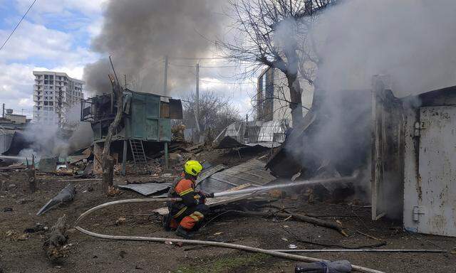 Ein Feuerwehrmann bei Löscharbeiten am 7. April 2024 nach einem russischen Luftangriff in Charkiw