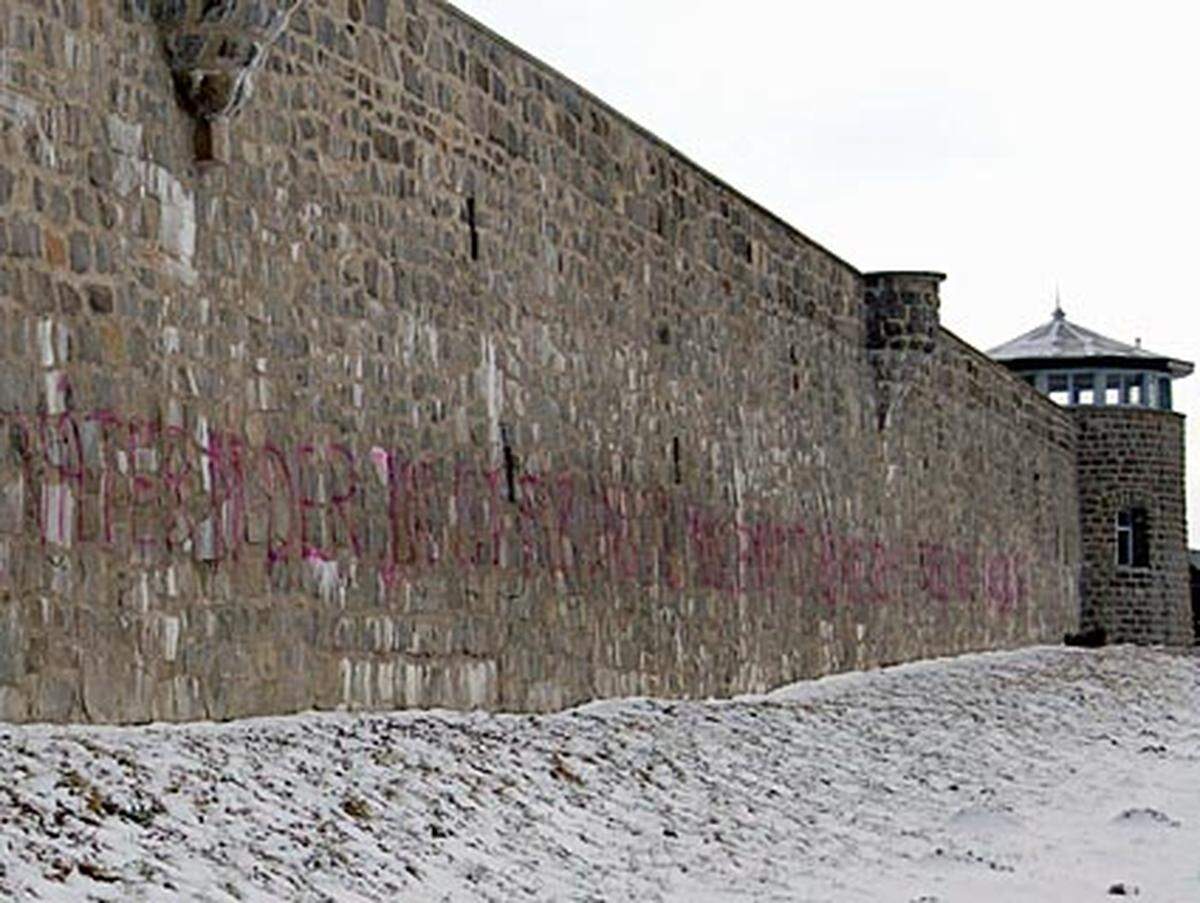 Die Außenmauer der Gedenkstätte des ehemaligen Konzentrationslagers Mauthausen in Oberösterreich wird mit rechtsextremen Parolen beschmiert.