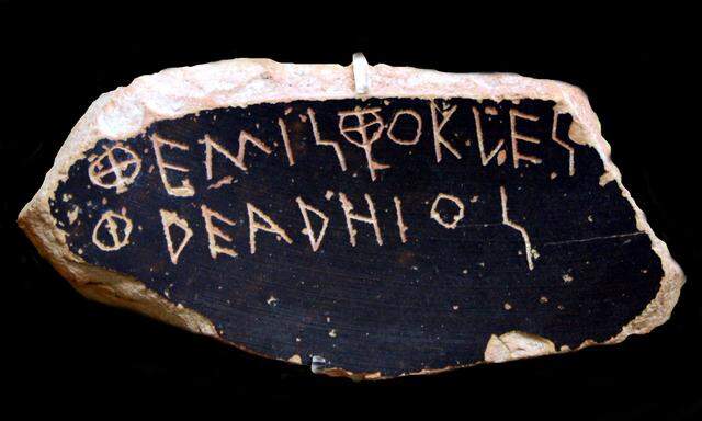 Eine Tonscherbe als Stimmzettel gegen Themistokles − und tatsächlich wurde der Sieger der Schlacht von Salamis im Jahr 470 vor Christus in die temporäre Verbannung geschickt.