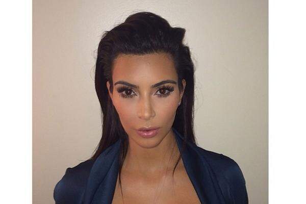 Das amerikanische Fernsehsternchen Kim Kardashian nennt sich nach der Hochzeit mit Rapper Kanye West nun offiziell Mrs. West. Sie stellte auf Instagram ein Foto ins Netz mit dem Hinweis: "Neues Pass-Foto #Mrs.West #Namensänderung". Das Paar hatte sich im Juni im italienischen Florenz das Ja-Wort gegeben. Sie sind Eltern der einjährigen Tochter North West.