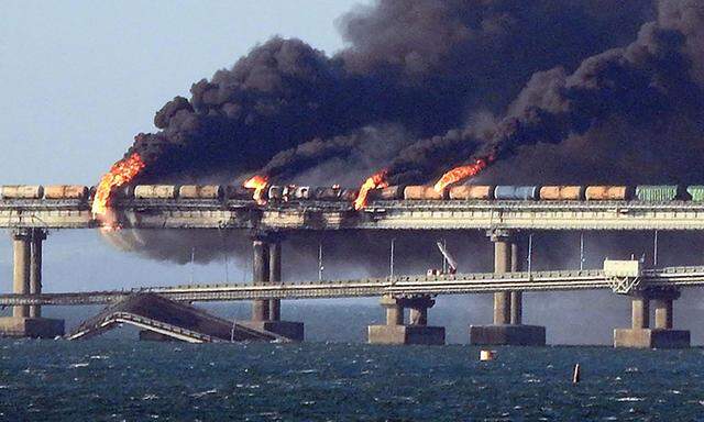 Feuer, Rauchschwaden und eingestürzte Brückenteile. Ein schwerer Schlag gegen Russlands Kertsch-Brücke.