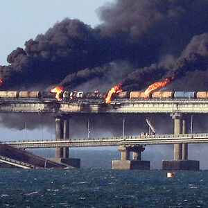 Feuer, Rauchschwaden und eingestürzte Brückenteile. Ein schwerer Schlag gegen Russlands Kertsch-Brücke.