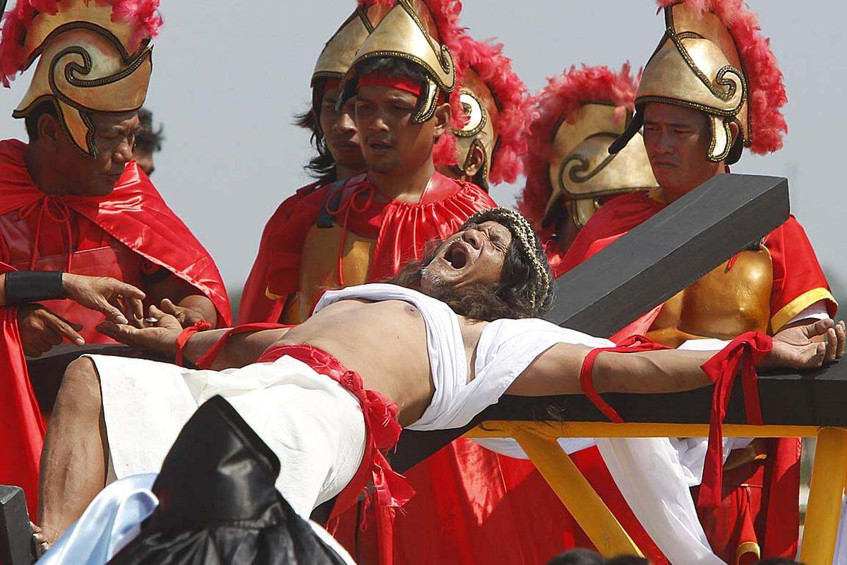 Zu Ostern finden auf den Philippinen blutige Schauspiele statt: Laien spielen das Leiden und den Kreuzestod von Jesus Christus nach - dabei fließt auch echtes Blut.