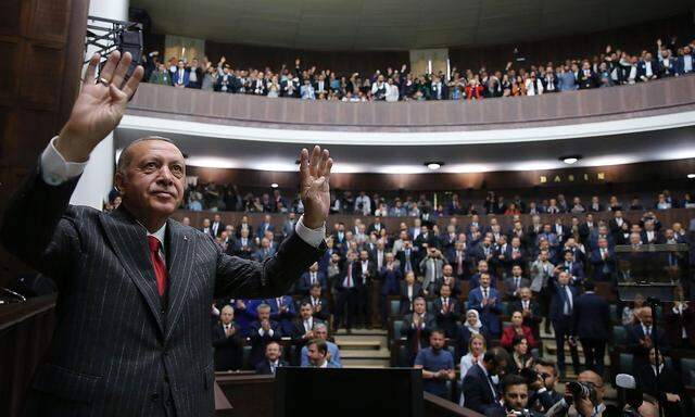 Präsident Erdogan im Parlament 