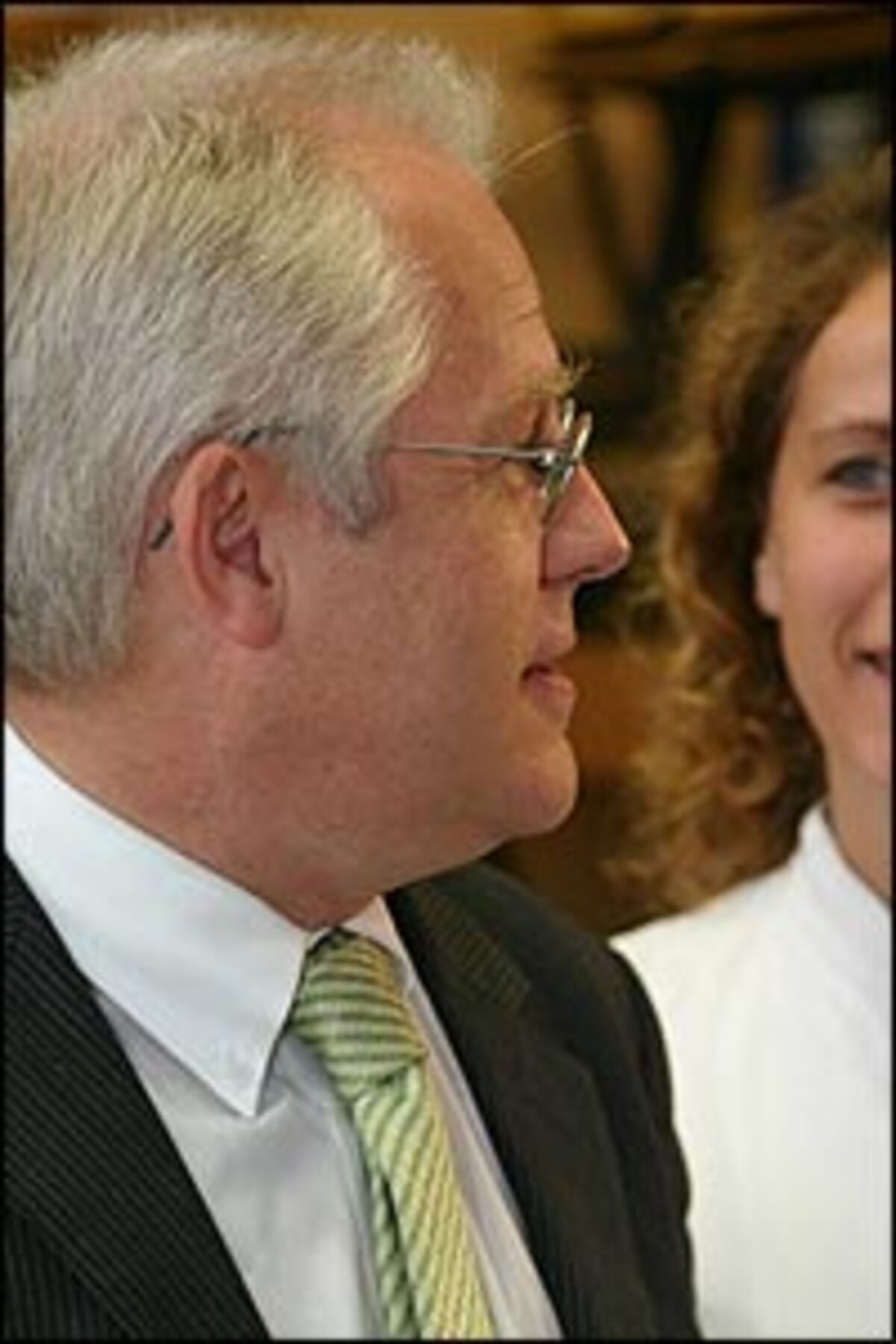 Immer wieder sprach Martin vom "rassistischen Hetzer Strache", der es geschafft habe, mit 20 Millionen Euro einen Wahlkampf zu führen, "das wurde nie hinterfragt". Außerdem müsse man zur Kenntnis nehmen, dass in Österreich ein schlechterer Zustand bezüglich Wahlen herrsche als in den USA. "Bei uns braucht man mindestens 10 Millionen Euro, die haben wir nicht".