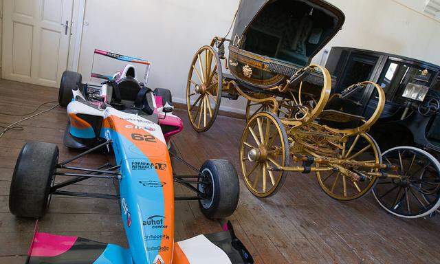 Formel Renault 1.6 Auto aus dem Jahr 2014 und ein Kutschierwagen aus dem Jahr 1814