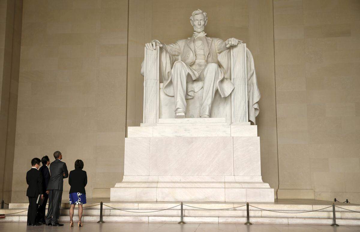 Washington, D.C., District of Columbia. Das Lincoln Memorial mit seinen 36 dorischen Säulen ist ein zwischen 1915 und 1922 erbautes Denkmal zu Ehren Abraham Lincolns, des 16. Präsidenten der Vereinigten Staaten. Unterhalb des Denkmals befindet sich ein Museum, welches sich dem Leben Abraham Lincolns widmet. Vor dem Lincoln Memorial hielt Martin Luther King auch seine berühmte "I have a dream"-Rede.
