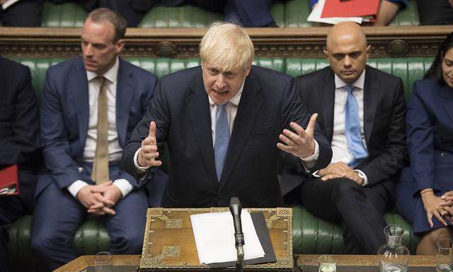 Johnson bei einer Rede im House of Commons, hinter ihm einige seiner möglichen Nachfolger.