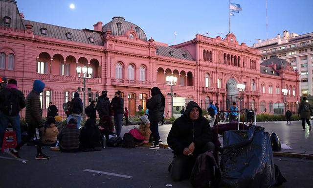 Mitglieder sozialer Organisationen protestieren am 10. August 2022 auf der Plaza de Mayo vor dem Präsidentenpalast Casa Rosada in Buenos Aires für bessere Gehälter bzw. mehr Jobs.