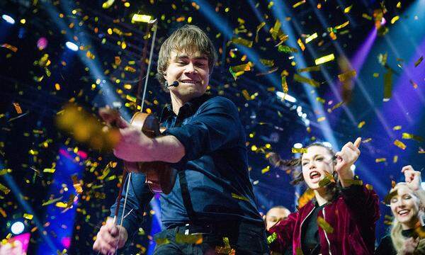 Der gebürtige Weißrusse Alexander Rybak kam mit vier Jahren nach Norwegen, nur ein Jahr später begann er, Klavier und Geige zu spielen. „That's How You Write a Song“ besticht durch einen schmissigen Rhythmus und ein folkloristisch anmutendes Geigenarrangement, das abenteuerliche Fideleien zulässt. Rybaks Happy-Go-Lucky-Attitüde ist durchaus ansteckend. Übrigens gewann Rybak schon einmal den Song Contest: 2009 siegte er mit der bis dato höchsten Punktzahl. Zum Beitrag >>>