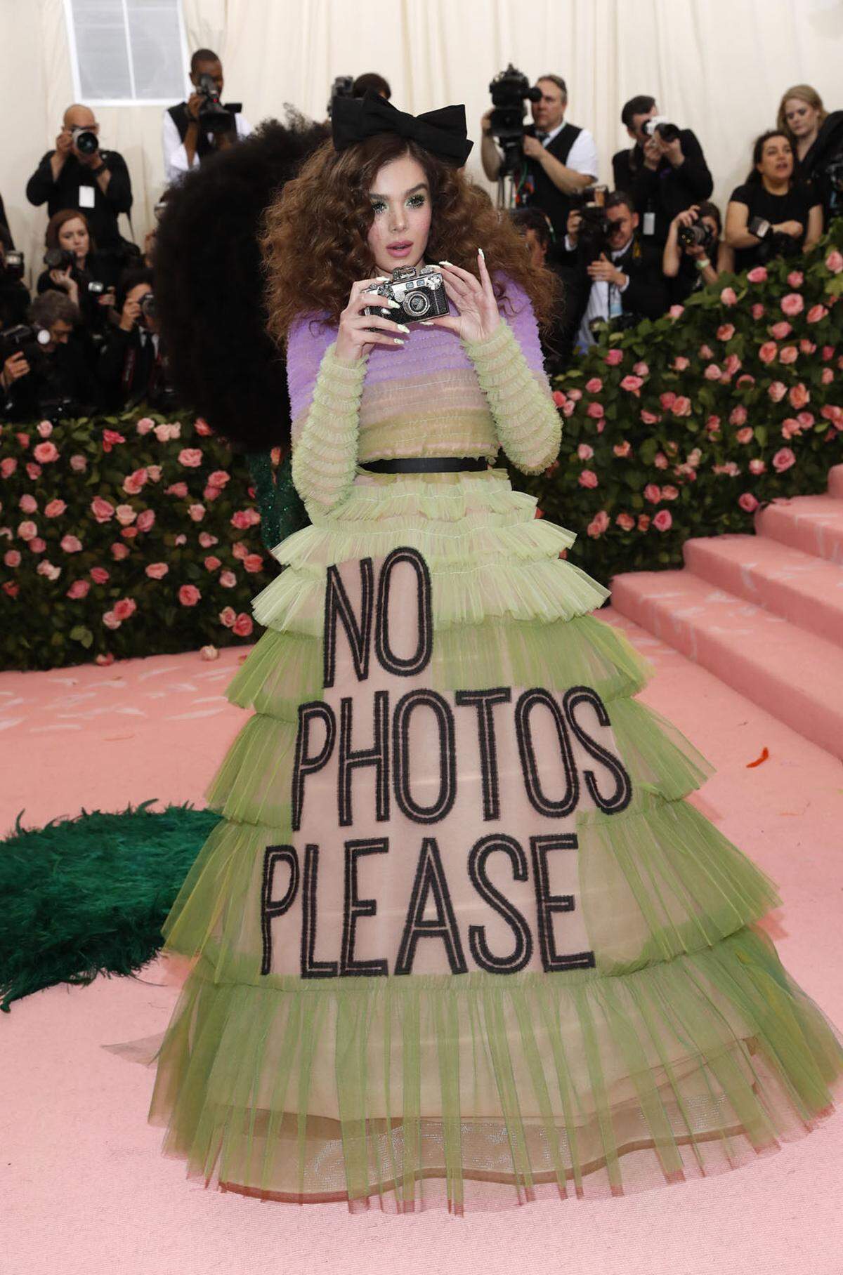 Hailee Steinfeld in Viktor & Rolf.