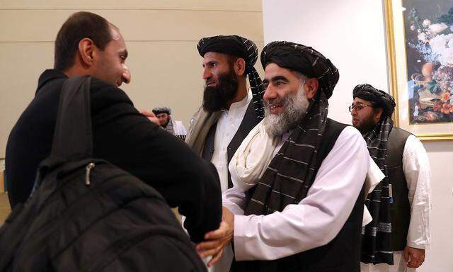 Handshake der Verhandler von USA und Taliban in Doha.