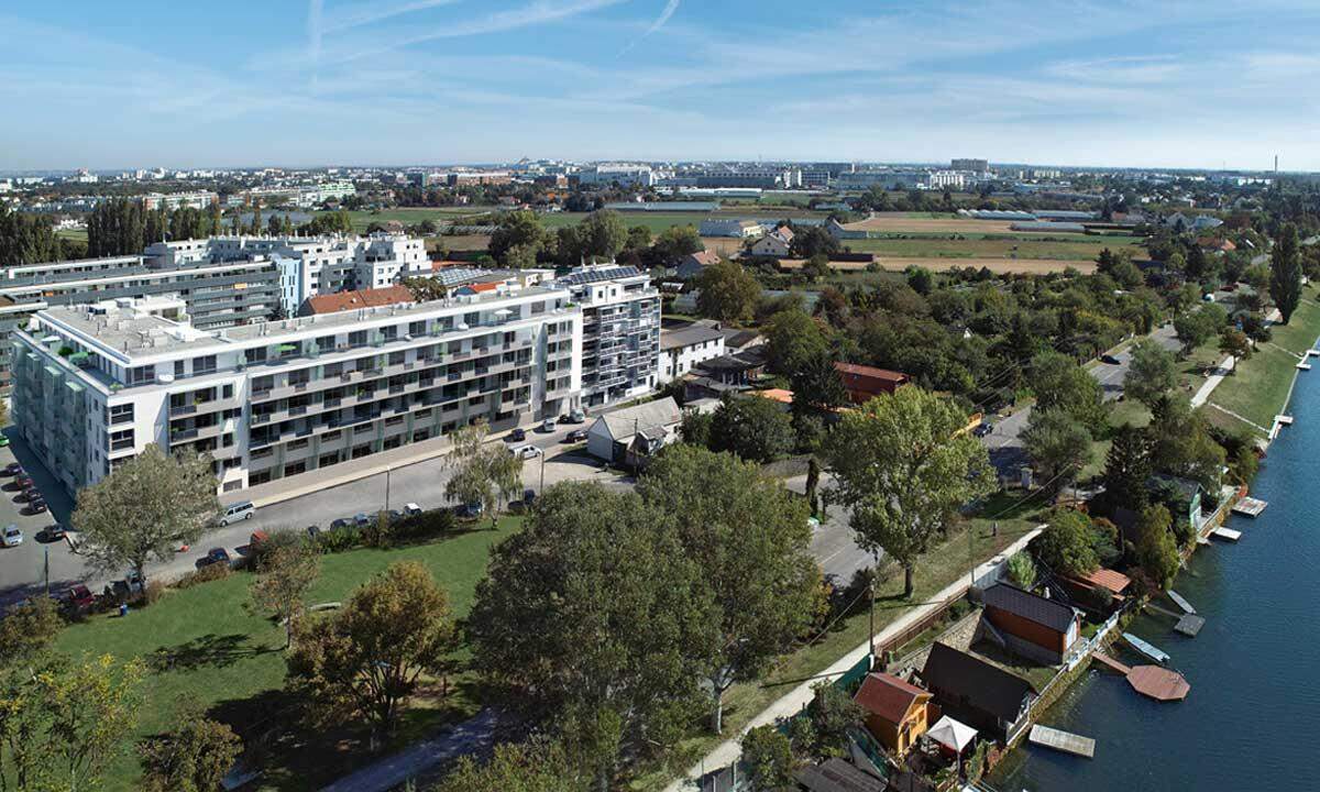 In unmittelbarer Nähe des Bade- und Freizeitparadieses Alte Donau errichtet die Buwog in der Stephensongasse 80 freifinanzierte Eigentumswohnungen. Die Baugrubensicherungsmaßnahmen sind abgeschlossen und die erste Bodenplatte ist betoniert. Die Fertigstellung ist für Frühjahr 2013 vorgesehen.