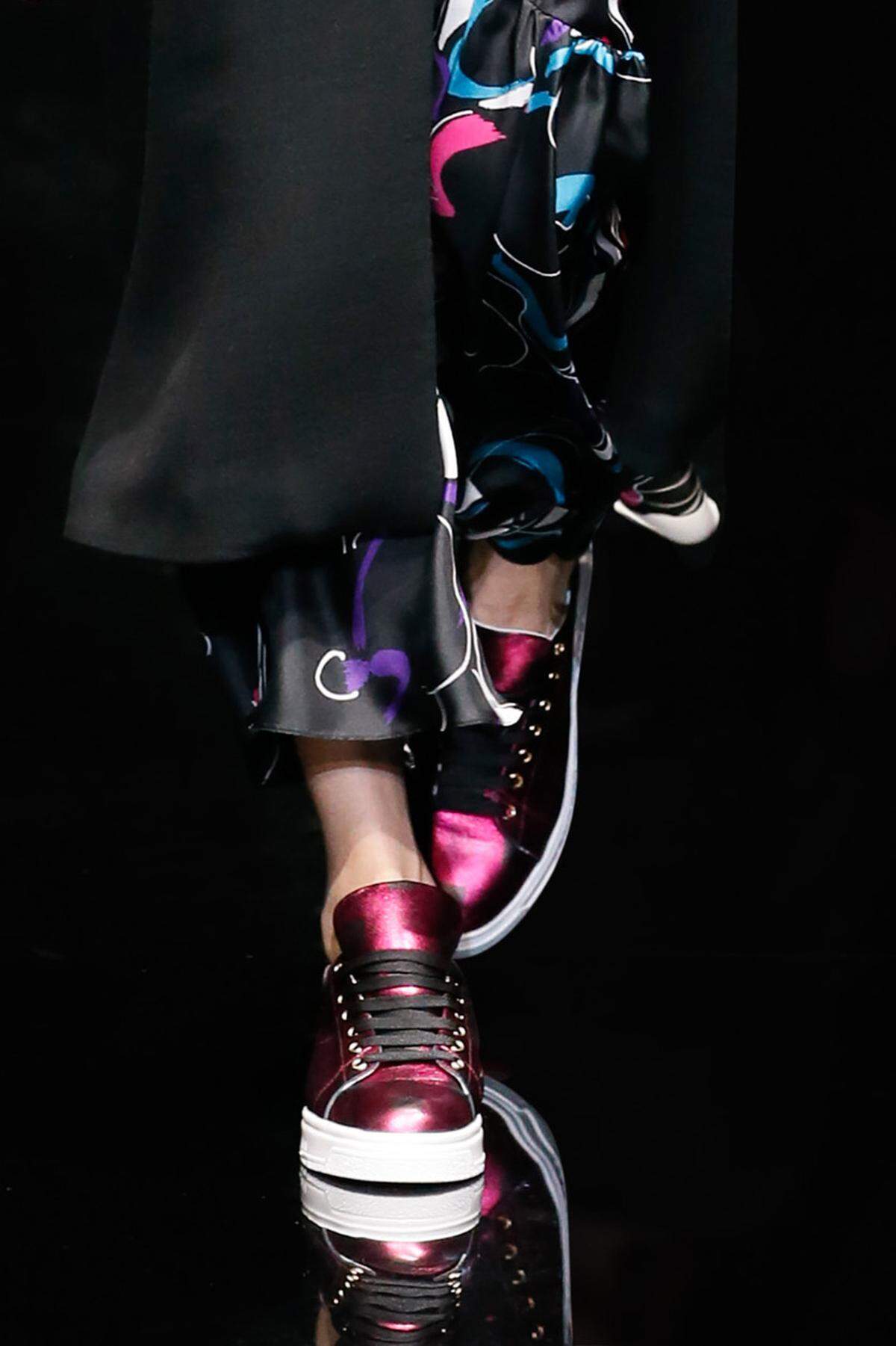 Sneakers von Emporio Armani in metallischem Leder - sportlich, elegant und ein Hingucker zugleich.