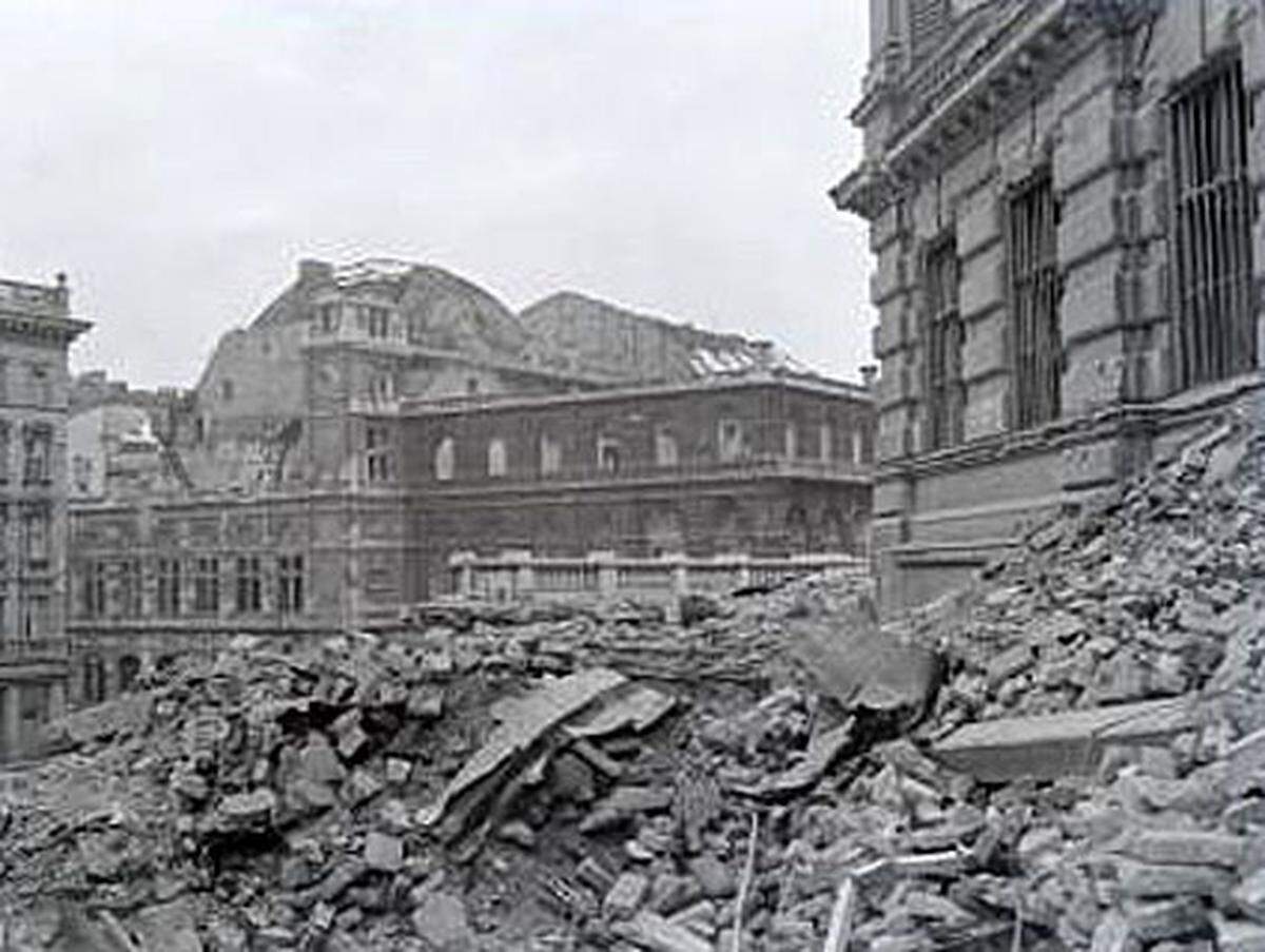 Seine Hochphase erlebte der Ball in den Jahren 1936 bis 1939. Am Vorabend des Zweiten Weltkrieges wurde der Staatsball im inzwischen an Hitler-Deutschland angeschlossenen Österreich allerdings zum vorerst letzten Mal abgehalten. Bei Bombenangriffen am 12. März 1945 wurde die Staatsoper beinahe vollkommen zerstört.