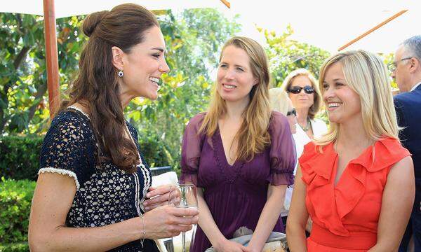 Ganz fasziniert scheint Reese Witherspoon von ihrem Aufeinandertreffen mit der im Juli 2011 frischvermählten Herzogin Catherine bei einem Empfang in Santa Barbara zu sein.