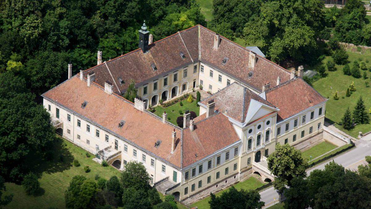 Im Weinviertel in Niederösterreich wird aktuell etwa das Schloss Coburg vermittelt, der Kaufpreis liegt bei 1,75 Millionen Euro.
