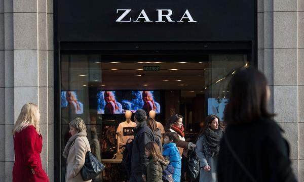 Menschen vor einer Zara-Filiale