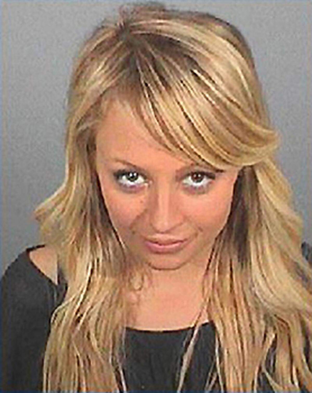 In Kalifornien geben sich die "Partygirls" auch die Klinke von Gefängnistüren in die Hand: Nach Paris Hilton saß Reality-TV-Star Nicole Richie in Lynwood eine 90-stündige Strafe wegen Fahrens unter Drogeneinfluss ab.