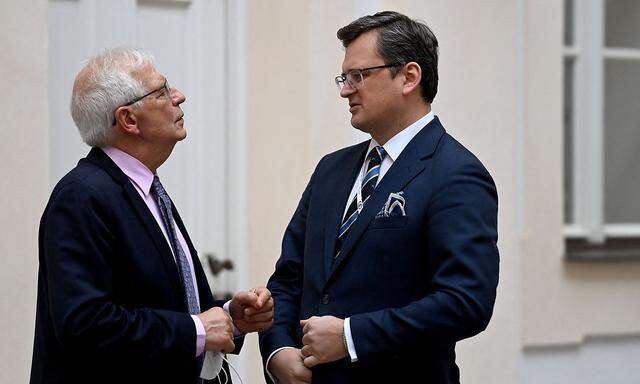 Ein Bild von der Münchener Sicherheitskonferenz vom Samstag: Josep Borrell (li.) im Gespräch mit Dmytro Kuleba.