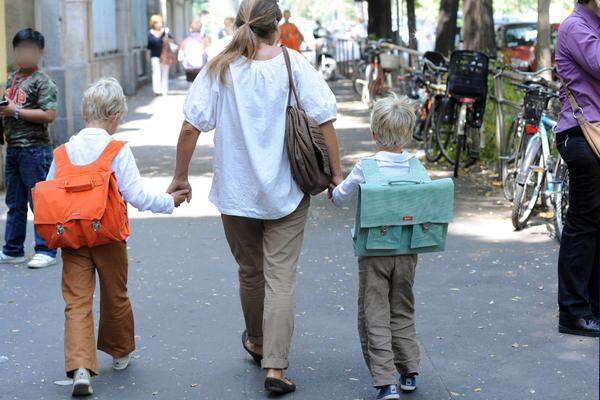 Diese Mailänder Mutter legt Wert auf Stil. Prinzipiell sind Kinder am ersten Schultag aber nicht besonders festlich gekleidet.