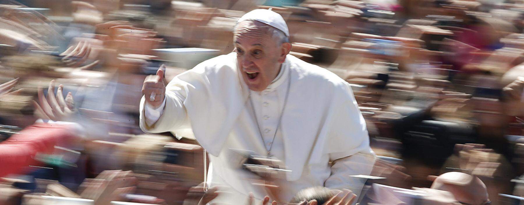 Pope Francis waves as he leads the Easter mass in Saint Peter´s Square at the Vatican