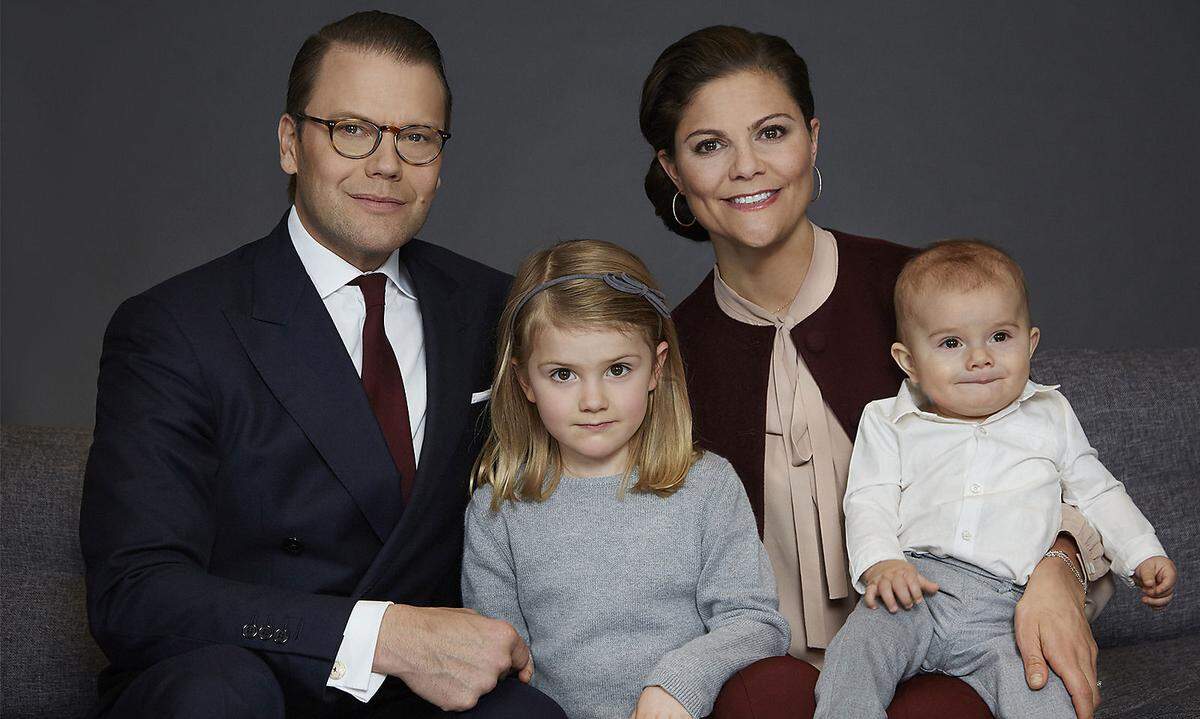 Prinz Alexander war bis zu der Geburt seines kleinen Bruders das jüngste Mitglied der Enkelkinderbande - knapp gefolgt von seinem Cousin Prinz Oscar. Er ist das zweite Kind von Prinz Daniel und Kronprinzessin Victoria; am 2. März feierte er seinen 1. Geburtstag. Seine Schwester Prinzessin Estelle - nach ihrer Mutter Victoria die Erbin des schwedischen Königsthrons - wurde Ende Februar fünf Jahre alt.