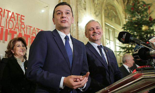 Sorin Grindeanu (Mitte) wird der nächste rumänische Premierminister.