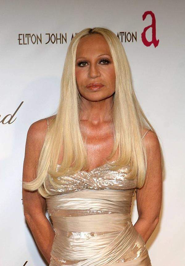 ... die italienische Designerin Donatella Versace nämlich. Optische Ähnlichkeiten fallen dann beim zweiten Blick definitiv auf: Beide Damen haben ausgeprägte Lippen, markante Augenbrauen und einen dunklen Hauttyp.