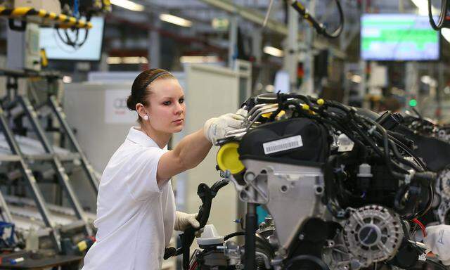 Symbolbild: Motorenproduktion in einem Audi-Werk in Ingolstadt.