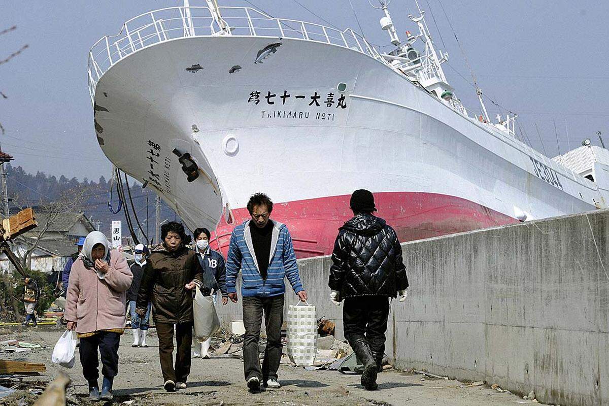 Ein Thunfisch-Fangschiff wurde in Kesennuma an Land geschwemmt.