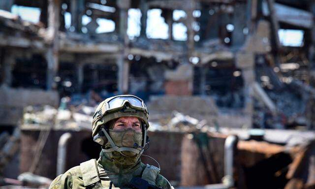 Ein russischer Soldat in der Nähe des Asow-Stahlwerks in Mariupol.