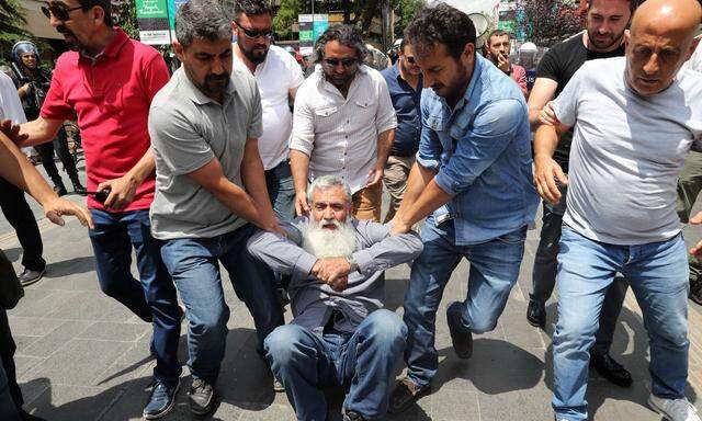 Festnahme eines Demonstranten in der Türkei