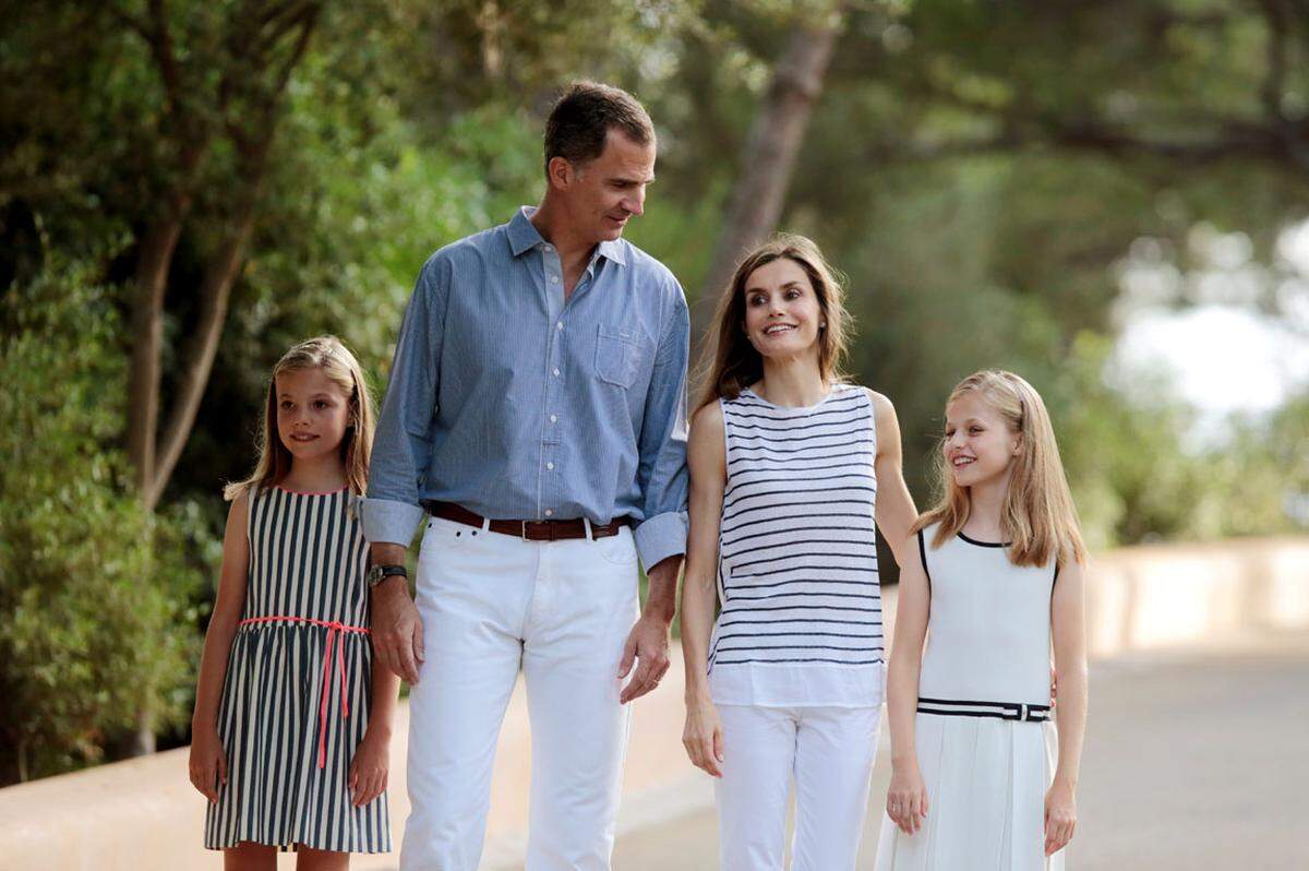 König Felipe VI. weilt mit Letizia und den Töchtern Leonor und Sofía traditionell auf Mallorca. Im Marivent-Palast bei Palma urlauben auch Alt-König Juan Carlos mit Ehefrau Sofía sowie Felipes Schwester Elena mit ihren Kindern.