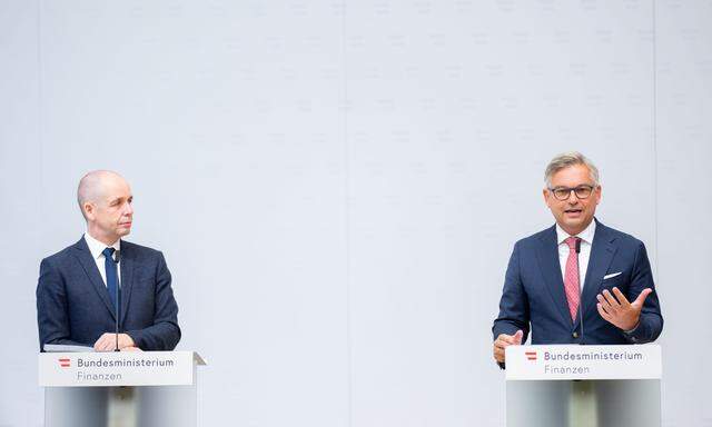 IHS-Direktor Holger Bonin (l.) und Finanzminister Magnus Brunner (r.) (ÖVP) bei der Präsentation des Progressionsberichts.