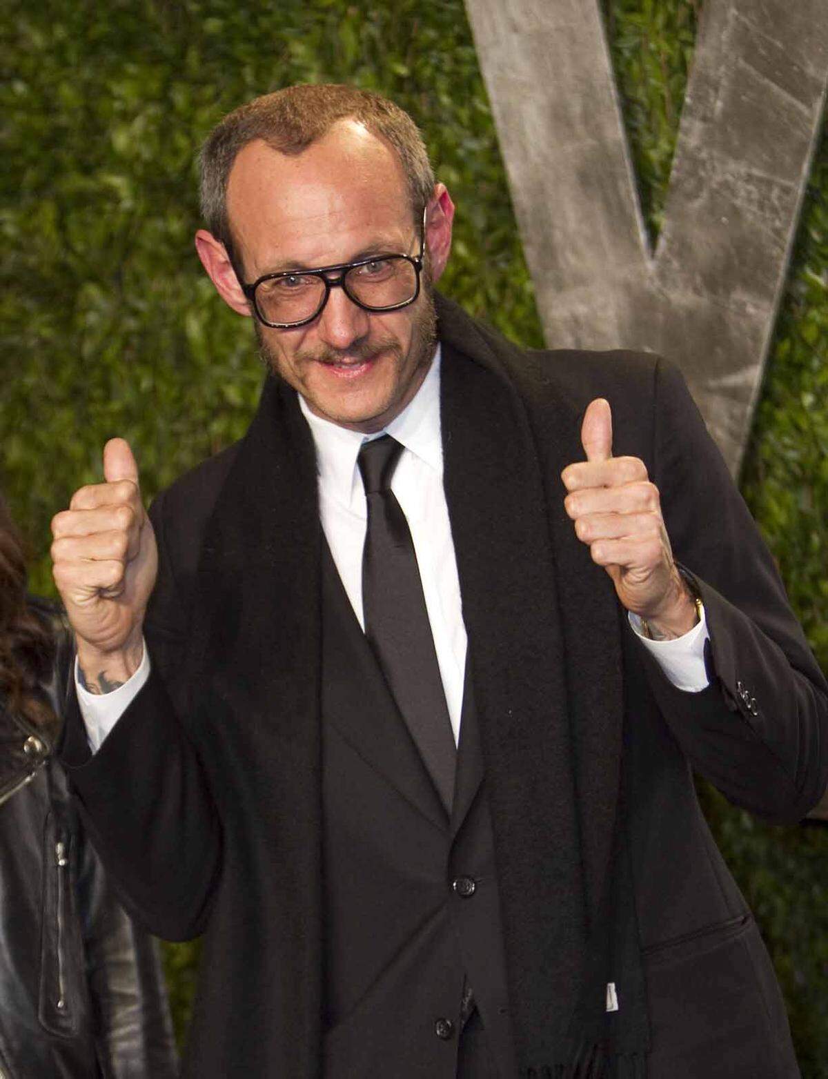 Jahrelang war auch das Fehlverhalten von Fotograf Terry Richardson bekannt. Der 52-Jährige, der für seine obszönen Bilder am Rande der Pornografie bekannt ist, soll Models zu sexuellen Handlungen gezwungen haben. Schon 2013 starteten Models eine Petition gegen ihn, erst Ende 2017 gab der Verlag Condé Nast an, dass "Vogue, "Vanity Fair" und "GQ" nicht mehr mit Richardson zusammenarbeiten werden.