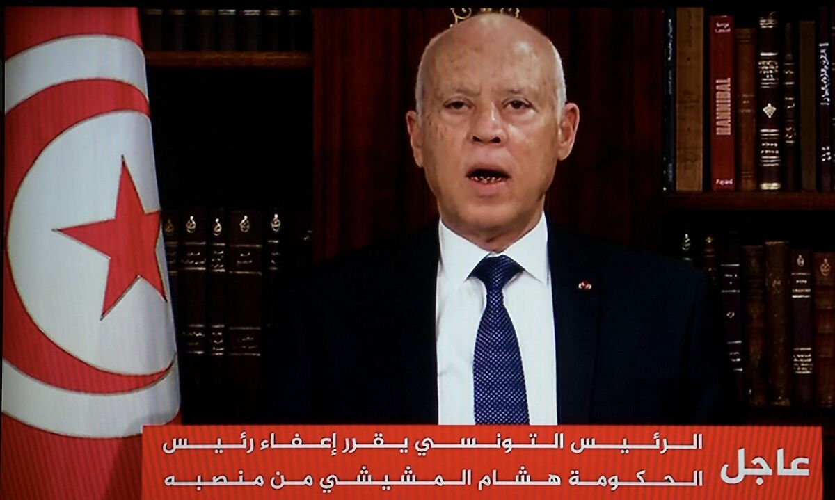 Kais Saied gibt die Amtsenthebung in einer Ansprache bekannt.